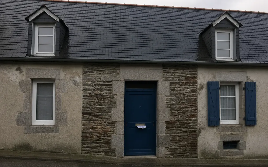 Porte d’entrée et boîte aux lettres avec un prospectus sans marque à demi engagé, toit d’ardoise visible au-dessus, personne dans le cadre